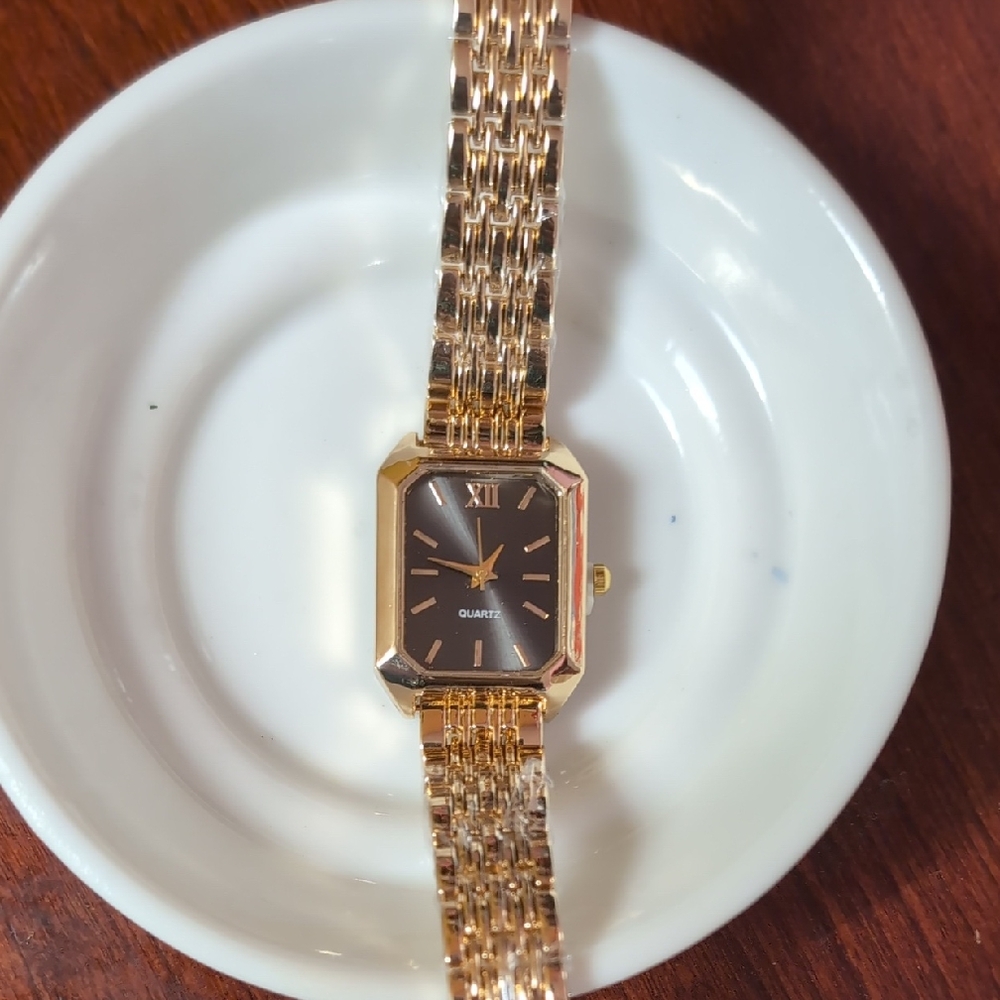 Gold Quartz Watch with Black Dial